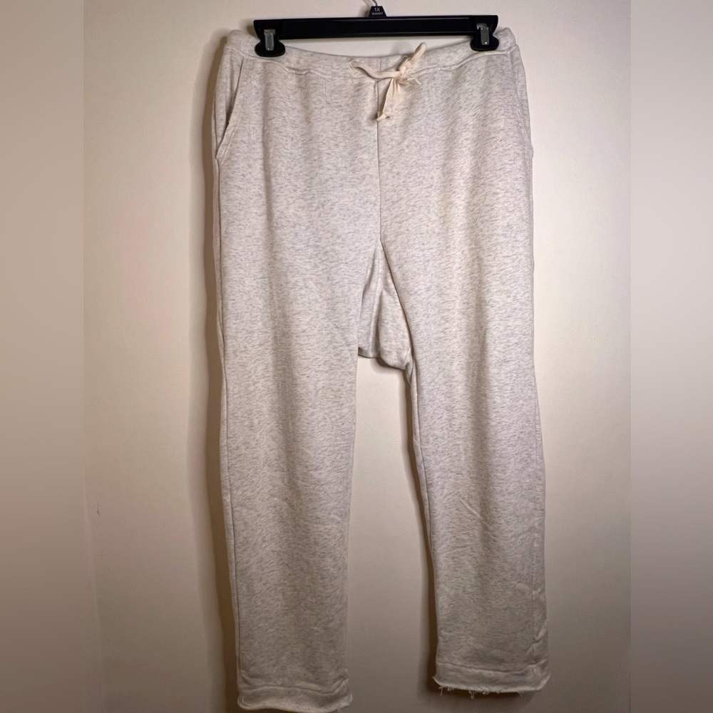 POL Large light gray sweatpants.